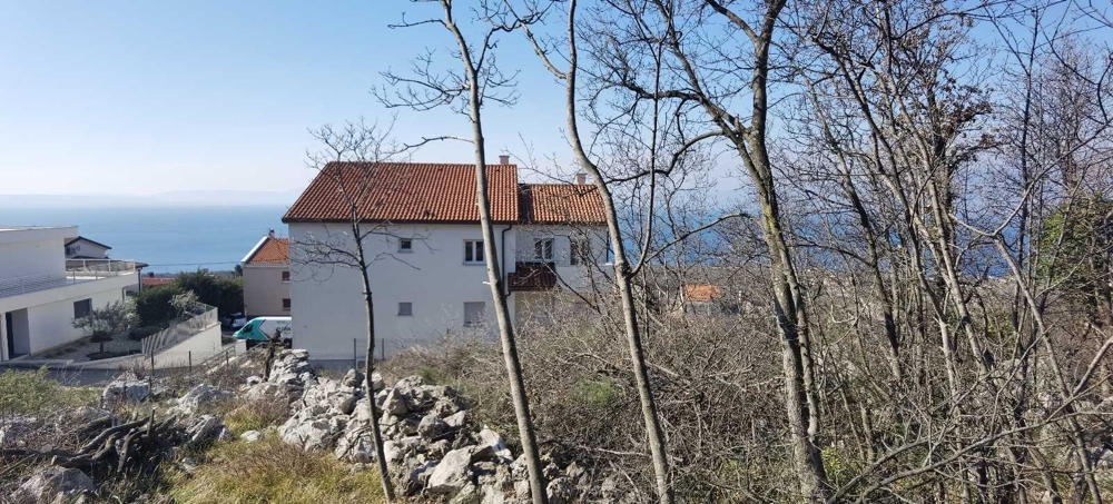 Widok z działki budowlanej w Rijece na sąsiada i morze