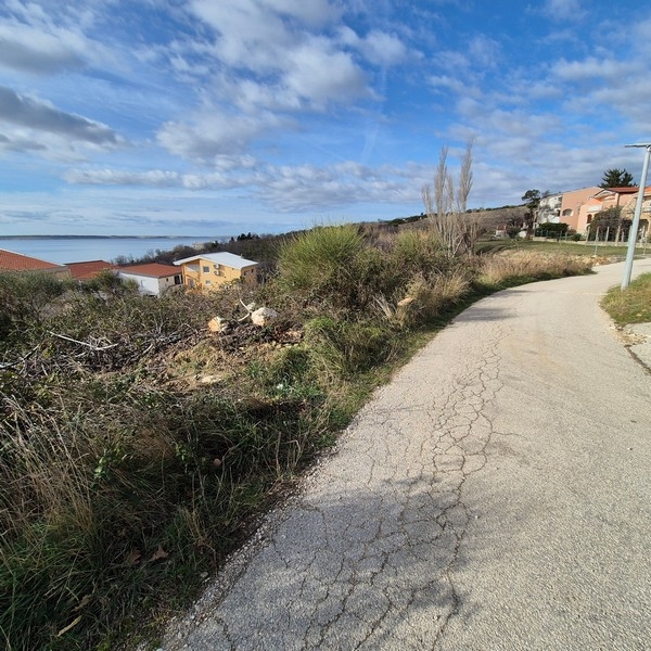 Asfaltowa droga dojazdowa do nieruchomości G484.