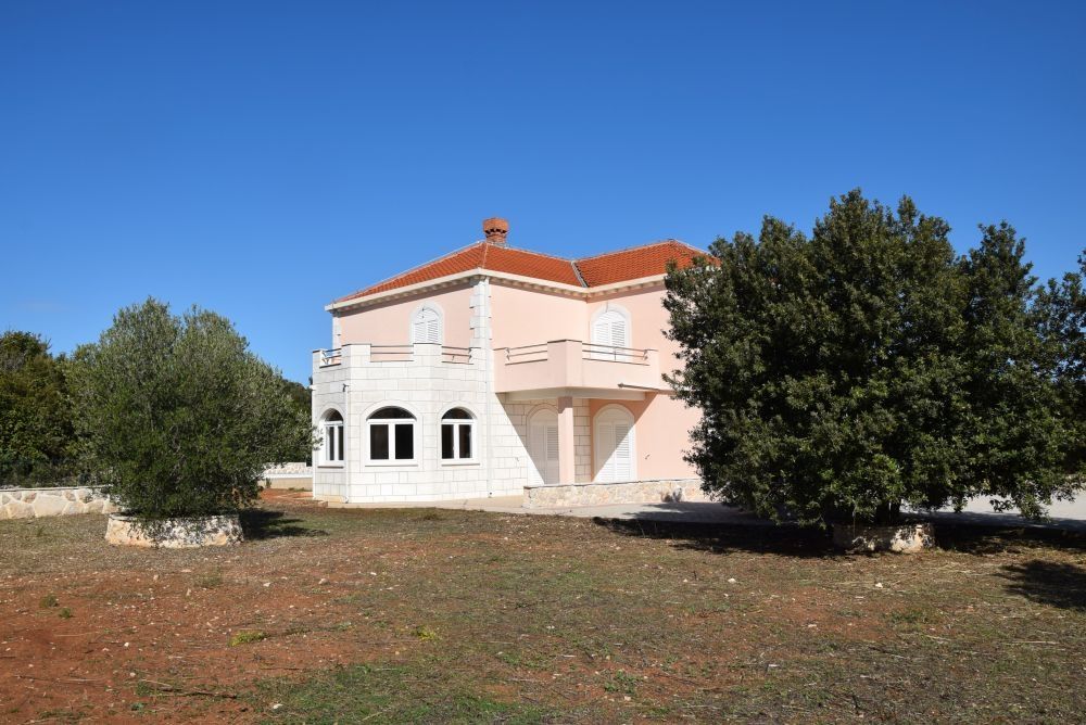 Willę otacza duży ogród.