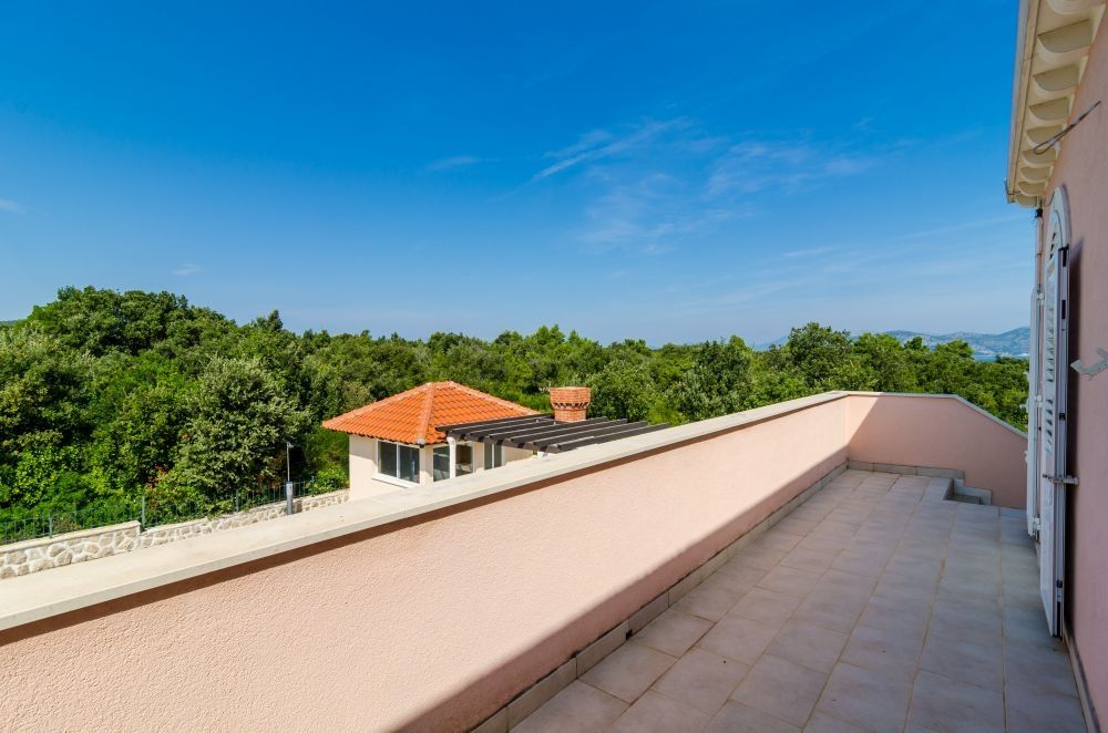 Duży taras na piętrze.