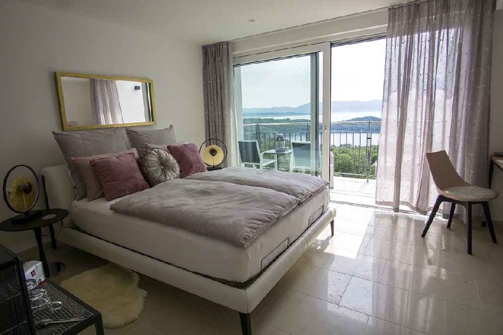 Sypialnia z widokiem na morze.