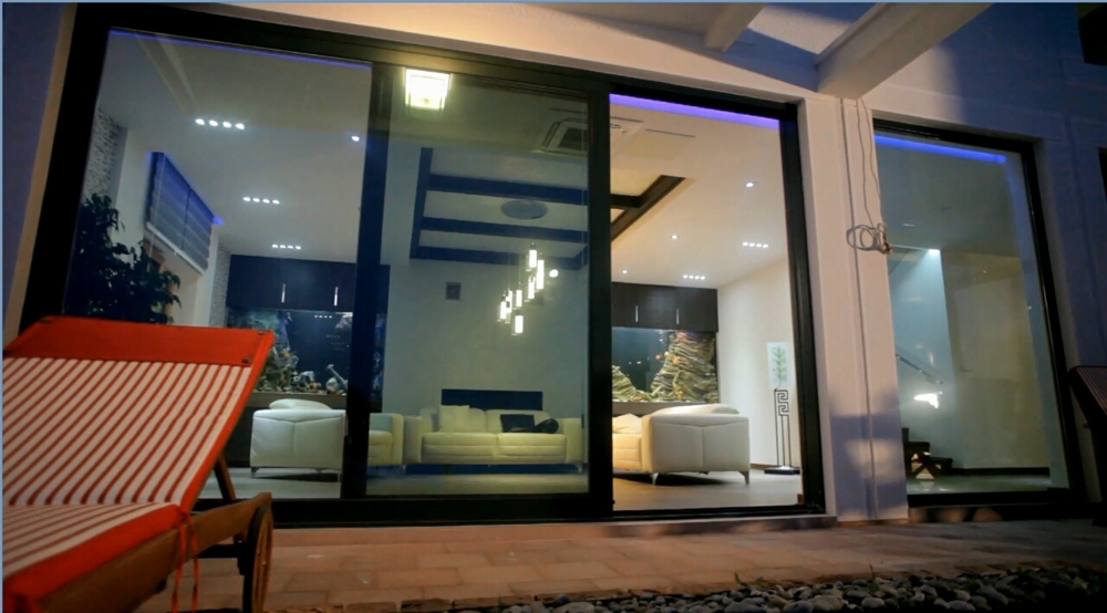 Dużo szkła i kamienia w nowej willi w Czarnogórze z widokiem na morze