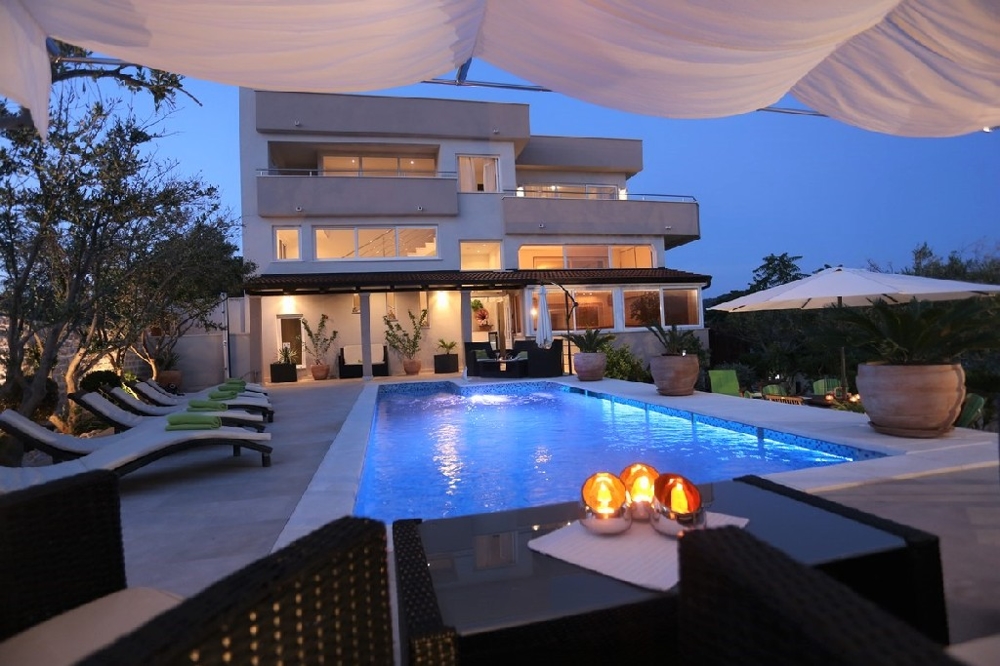 Na sprzedaż dom z kilkoma mieszkaniami w Dalmacji.