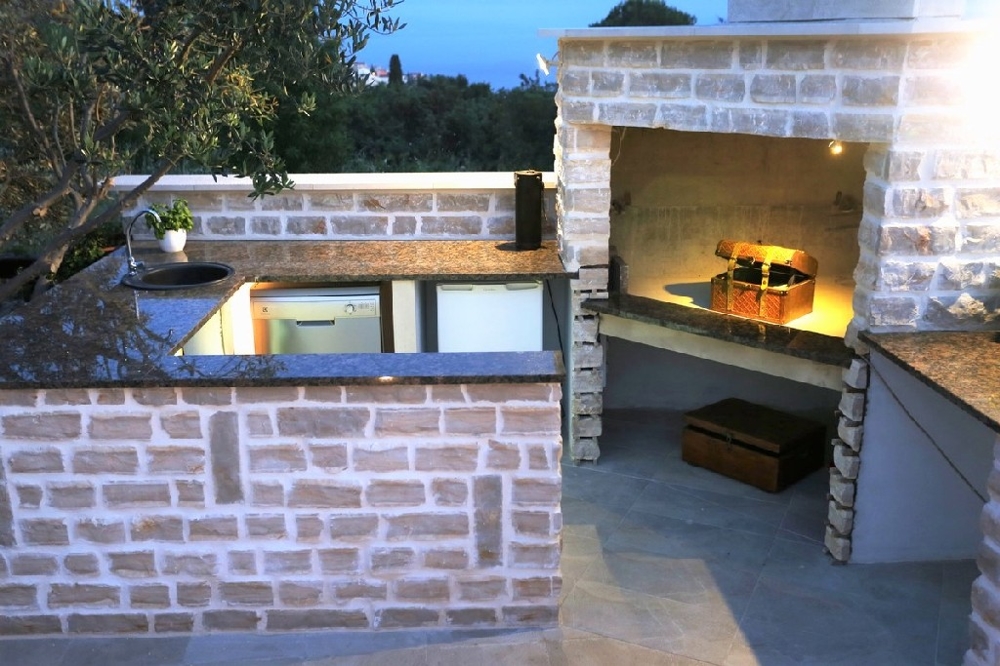 Grill na posesji H1106 w Chorwacji na wyspie Ciovo w Dalmacji.