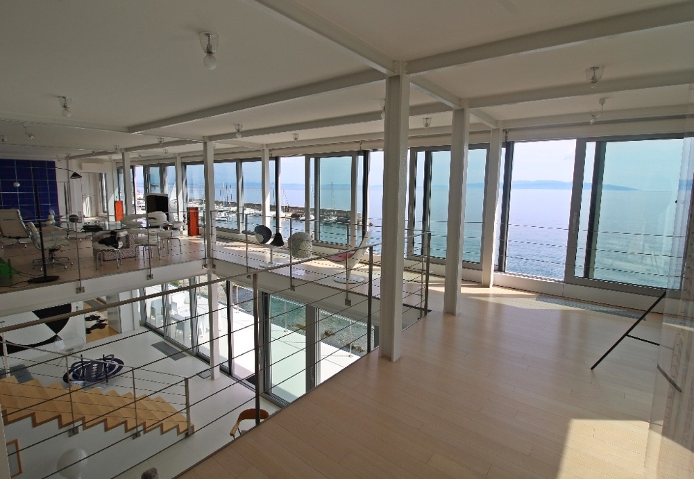 Część wewnętrzna z widokiem na morze i basen.