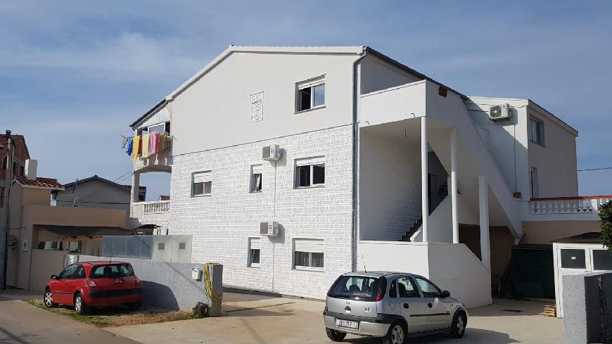 Widok na parking i nieruchomość H1349 w Zadarze, Chorwacja.