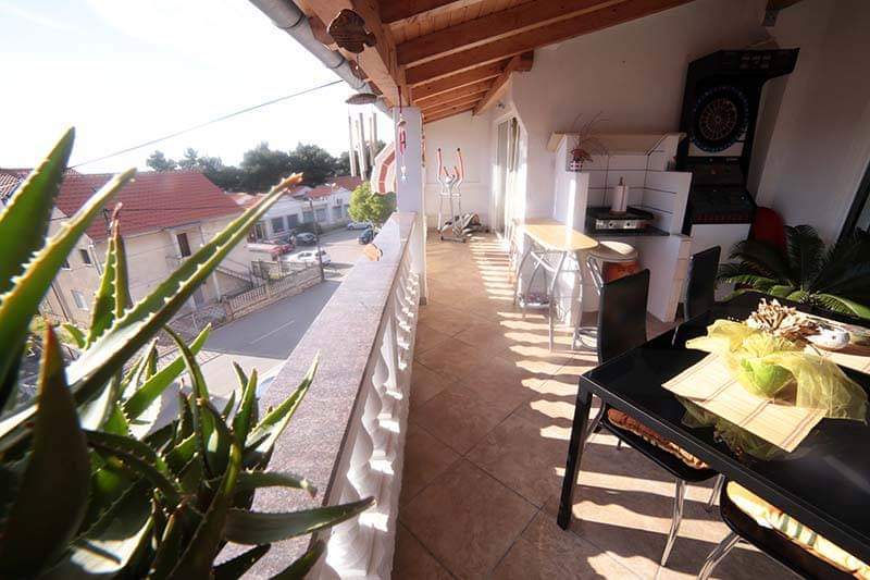 Zadaszony taras z miejscem do siedzenia - nieruchomość H1349 w Diklo, Chorwacja.