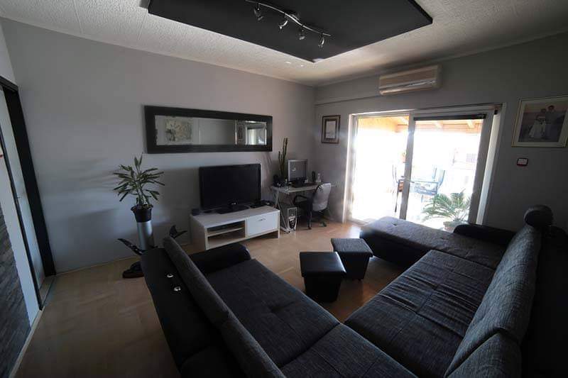 Pokój dzienny z wyjściem na balkon