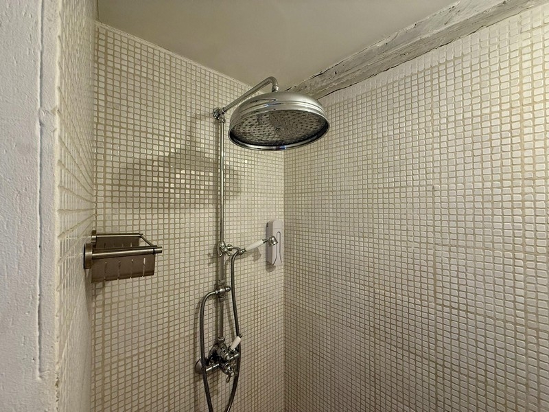 Widok od zlewu do okiennicy z wyciętym sercem.