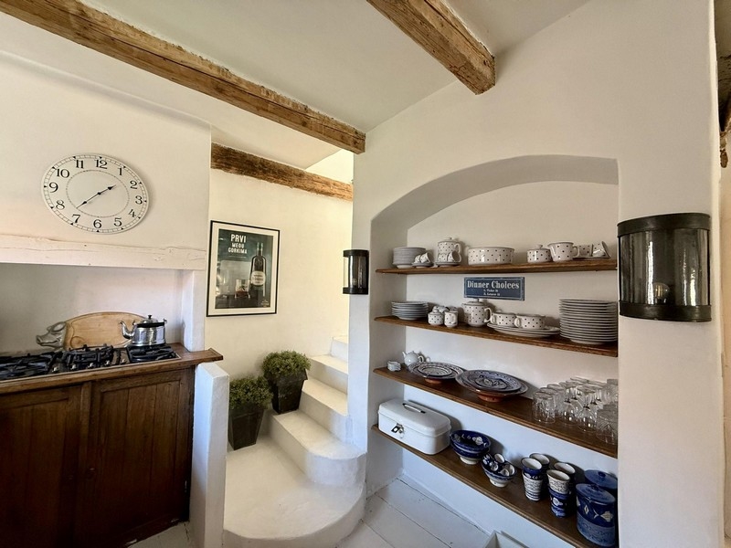 Przytulny salon z kominkiem.