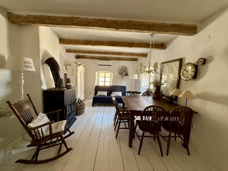 Umeblowana sypialnia.