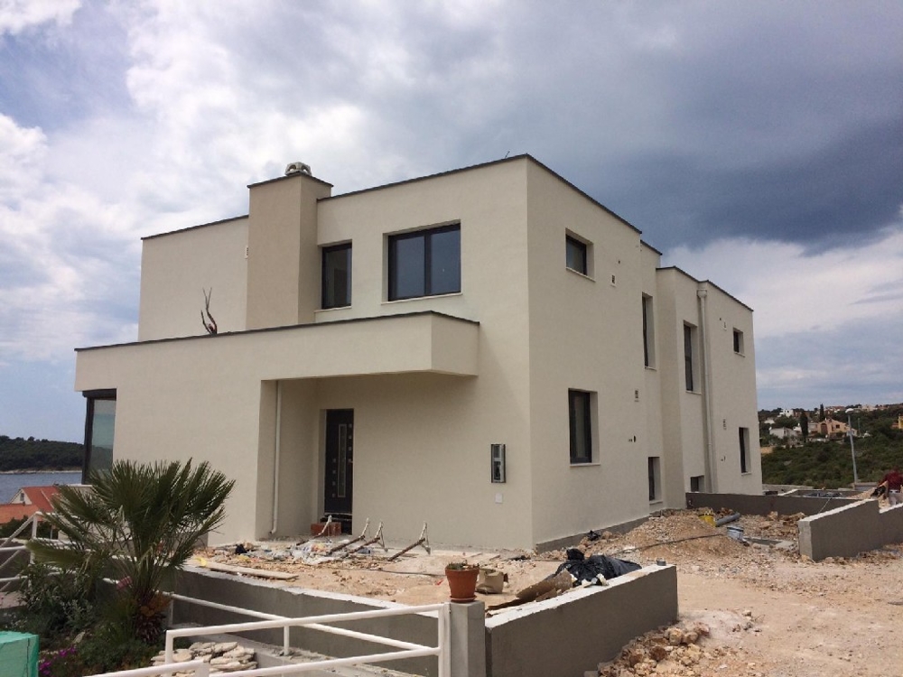 Tył i wejście do budynku.