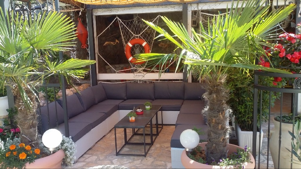 Zadaszony taras z roślinnością willi - Kup apartamentowiec w Chorwacji.