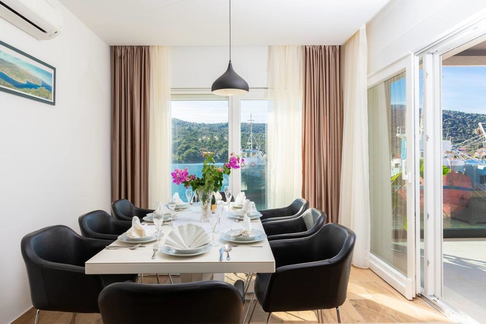 Jadalnia z widokiem na morze.