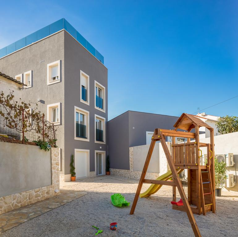 Wewnętrzny dziedziniec Willi H1208 - z placem zabaw dla dzieci.