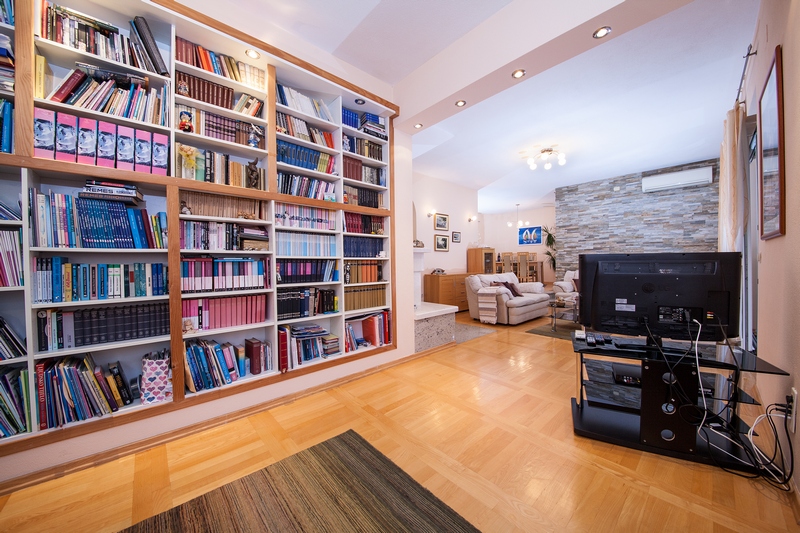 Do sprzedaży oferowany jest dom wraz z wysokiej jakości meblami.