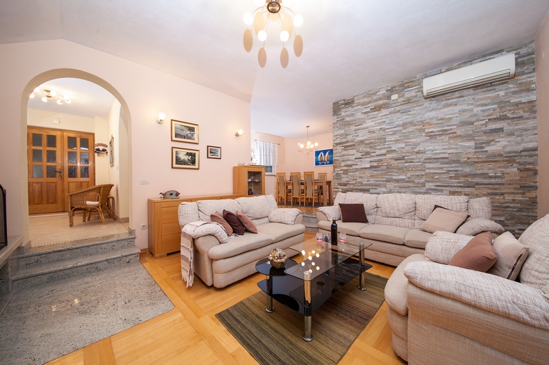 Widok na salon i wejście do willi H1219 w Makarskiej.