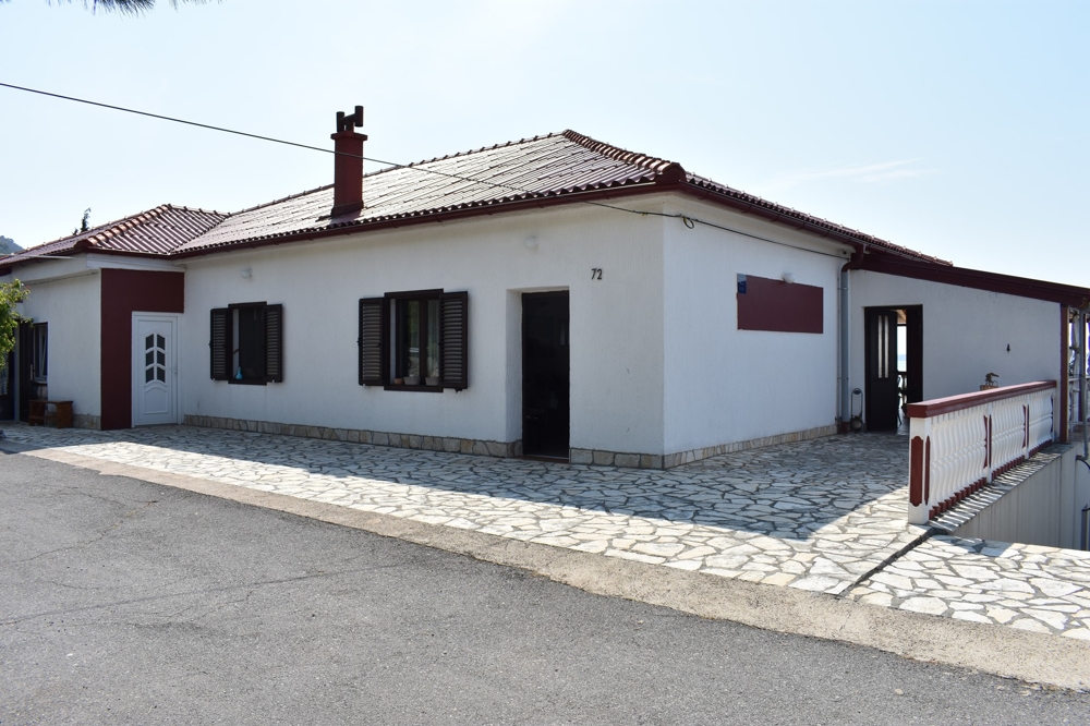 Strefa wejściowa i podjazd posesji H1240.