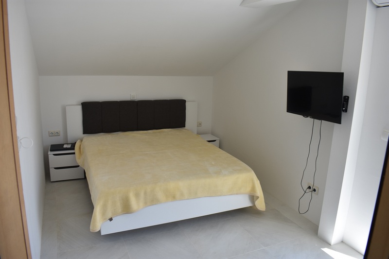 Widok na morze z tarasu na piętrze.