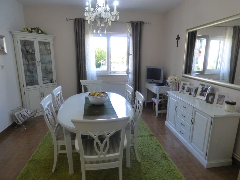 Umeblowany salon na parterze.