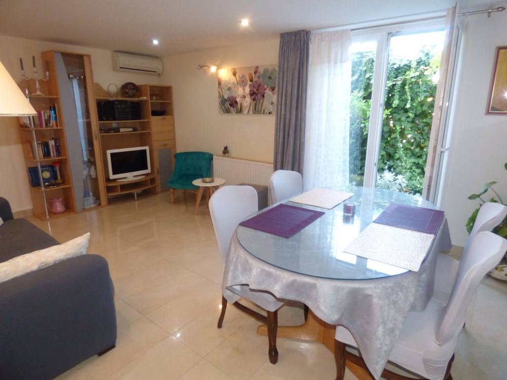 Widok na umeblowaną i klimatyzowaną część dzienną.