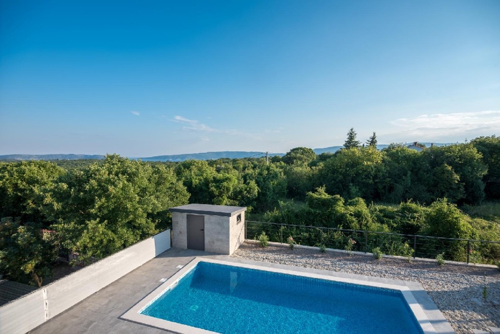 Widok na basen i morze.