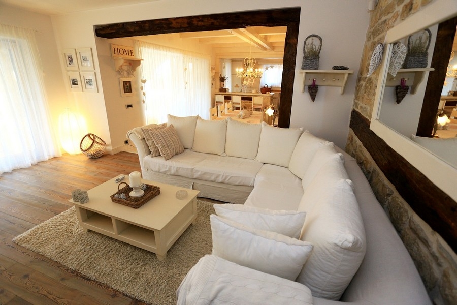 Widok na śródziemnomorski teren zewnętrzny z grillem.