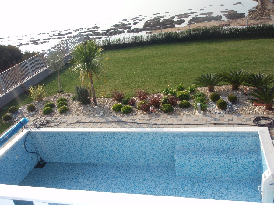 Basen w Willi H1376 tuż ​​nad morzem w Chorwacji.