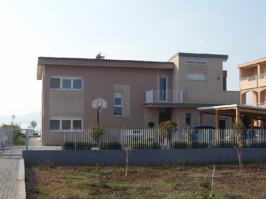 Widok na tylną część Willi H1376 w Sukosan w Chorwacji.