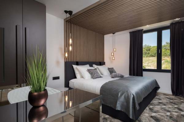 Jedna sypialnia w nieruchomości z garderobą i oknem