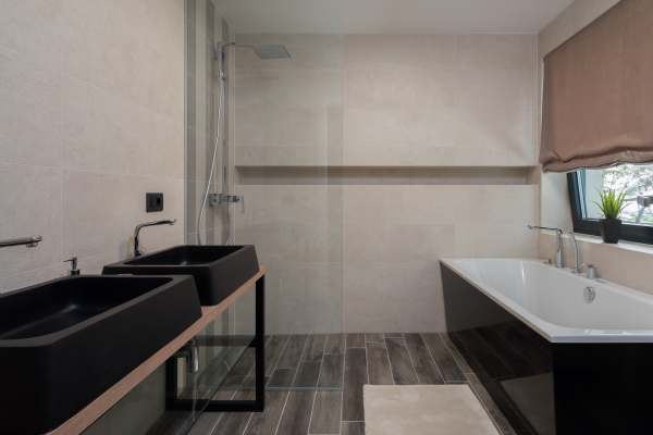 Kolejna łazienka z kabiną prysznicową i umywalką