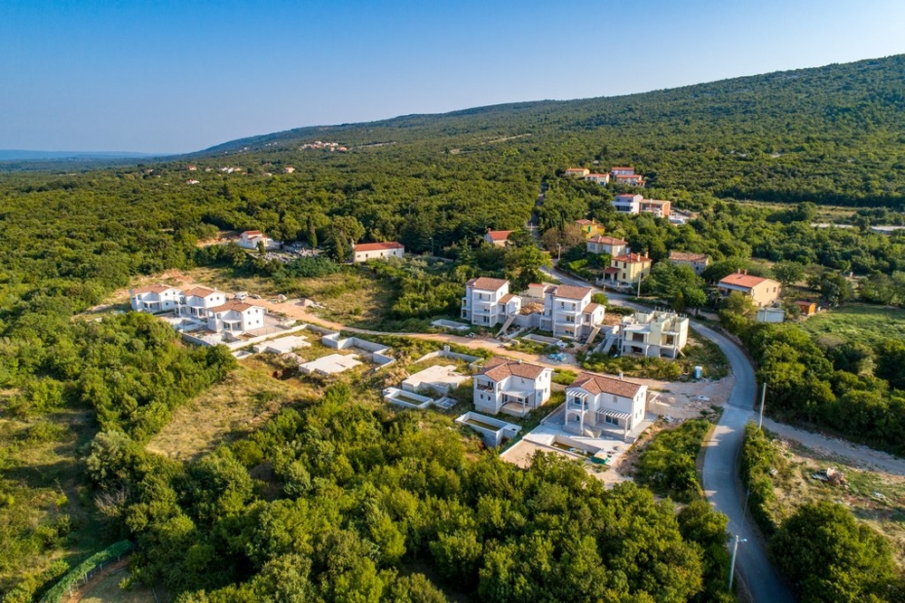 Widok z wejścia do willi H1403 w pobliżu Labina na wschodnim wybrzeżu Istrii.