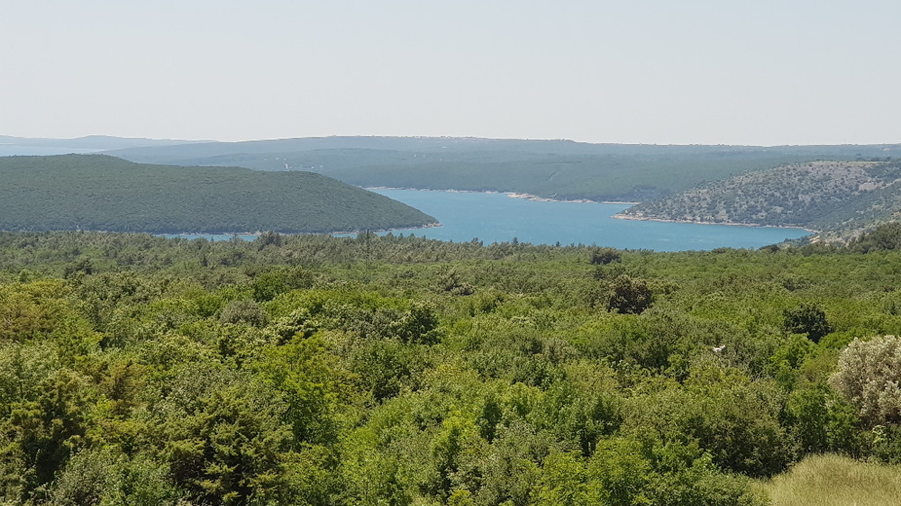 Widok na morze z kamiennego domu H1413 w regionie Rabac / Labin na Istrii.