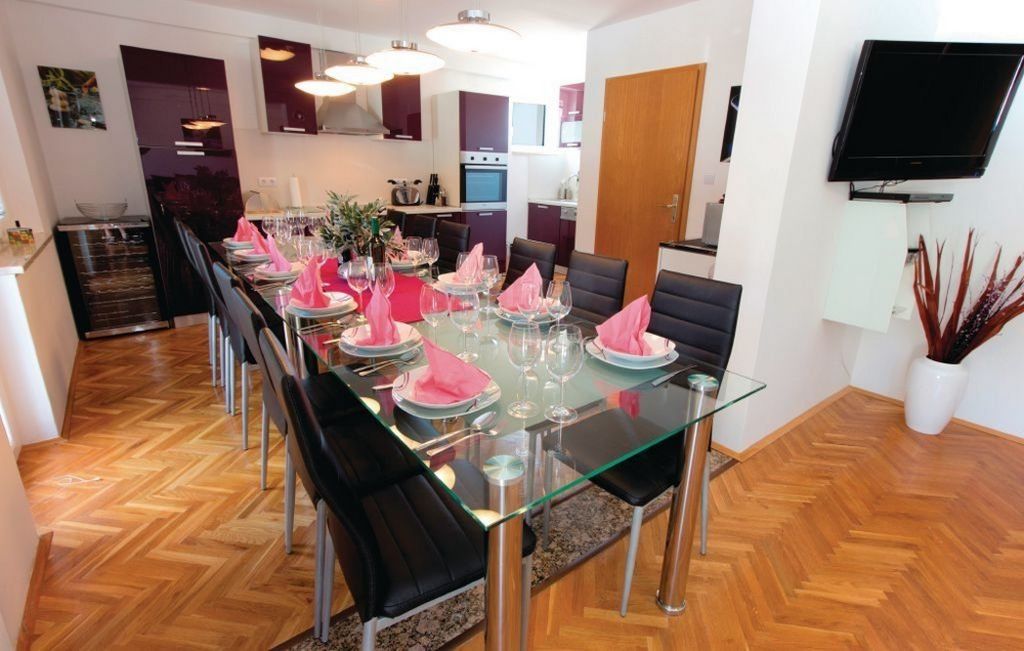 Zobacz wnętrze: Jadalnię i kuchnię z nowoczesnym wyposażeniem.