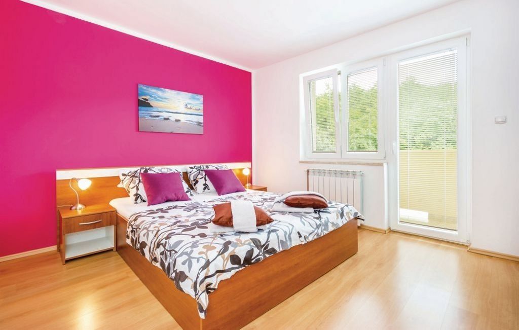 Widok na jedną z 13 sypialni w domu H1424 w Crikvenicy, Zatoka Kvarner.