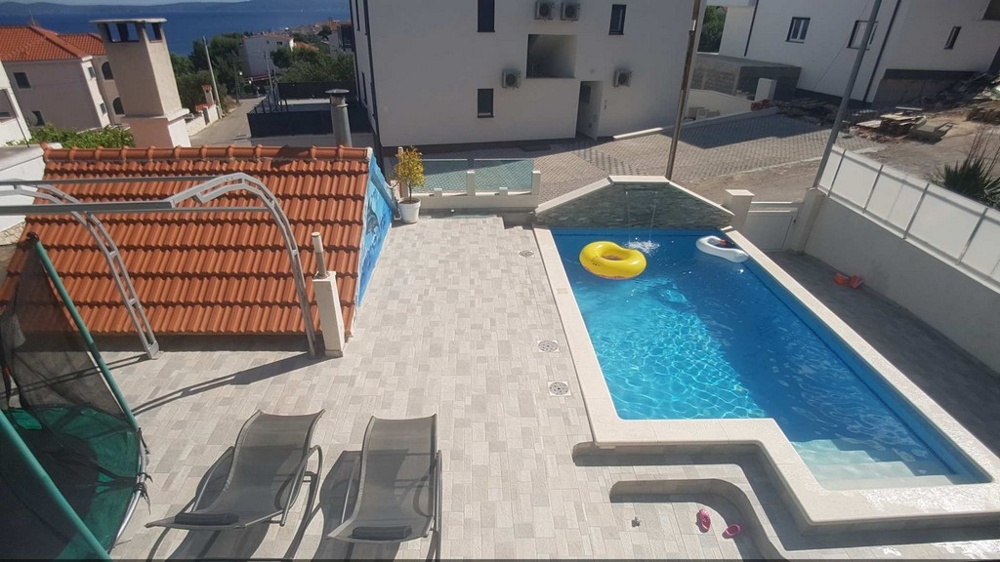 Widok z balkonu na taras i basen