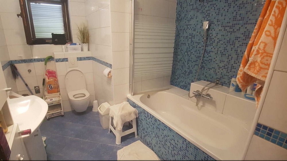 Łazienka z wanną i toaletą