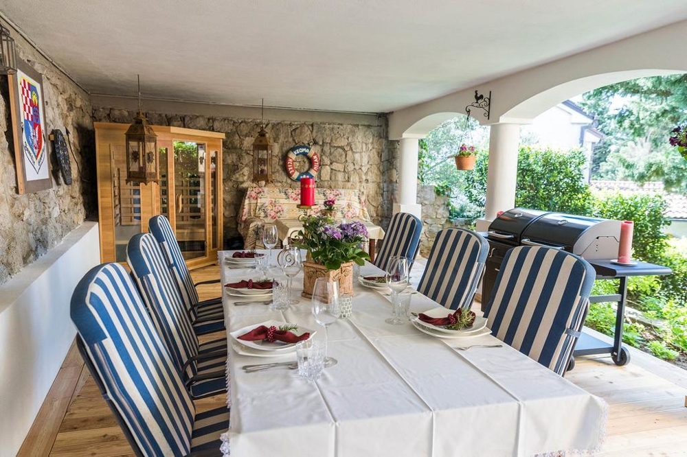 Część jadalna z widokiem na ogród na zadaszonym tarasie