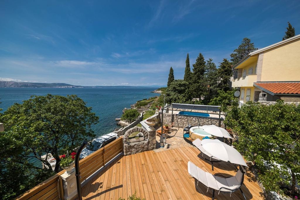 Widok na taras słoneczny z widokiem na morze