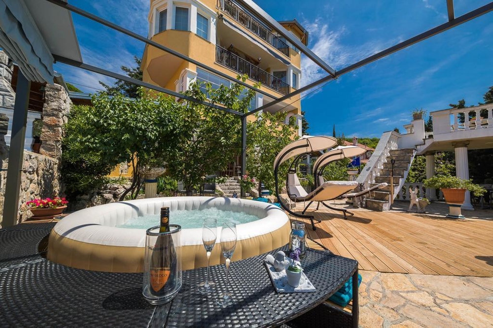 Widok na taras z jacuzzi i częścią wypoczynkową