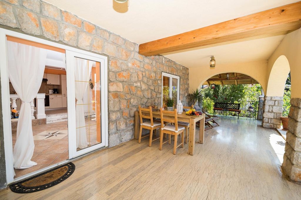 Inna perspektywa na tarasie z widokiem na dom i ogród