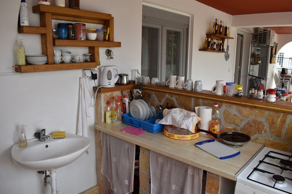 Zadaszony taras z miejscami do siedzenia na parterze