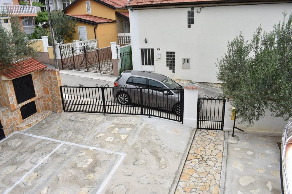 Miejsca parkingowe na zewnątrz posesji H1455.