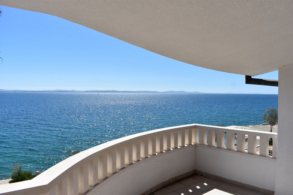 Widok z domu na podwórko z ogrodem w Chorwacji