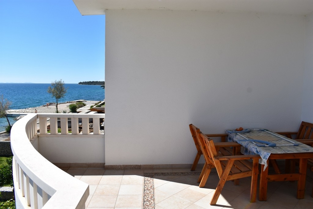 Widok na front domu z balkonami i garażem