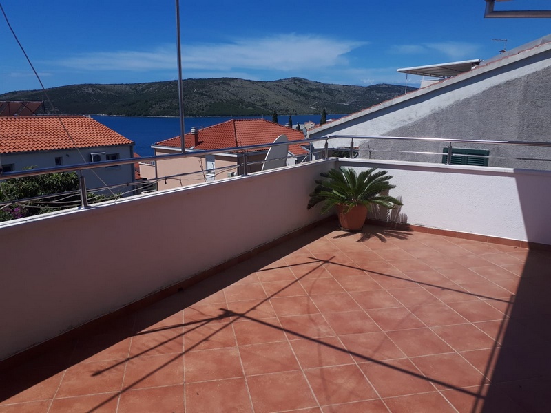 Zdjęcie zadaszonego patio ze stołem i krzesłami