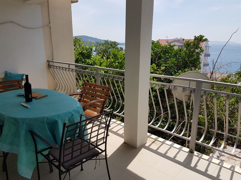 Widok z jadalni na sypialnię z balkonem