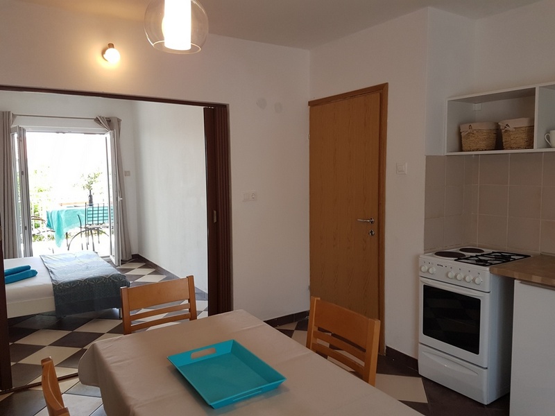 Na terenie posesji jadalnia z dużym stołem jadalnym