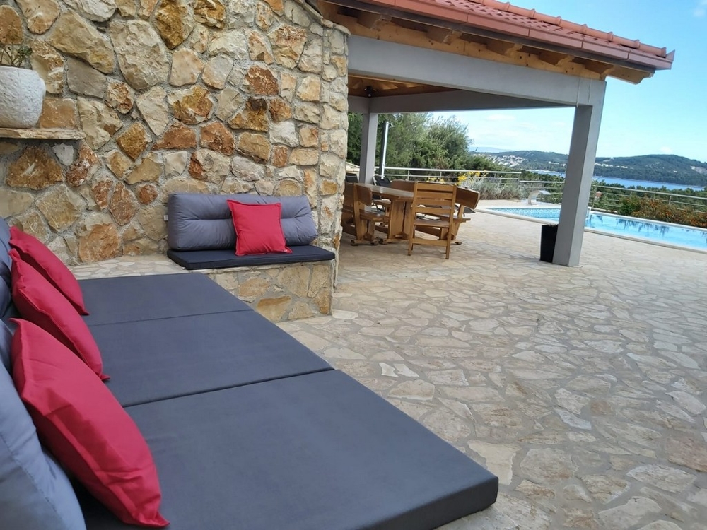 Widok z części wypoczynkowej na tarasie w regionie Trogir.