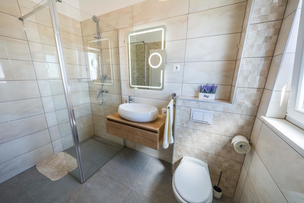 Łazienka z kabiną prysznicową i toaletą w obiekcie H1467.
